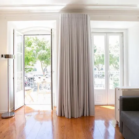 Sunny Photographers Studio With Balcony In Alcantara Apartamento Lisboa