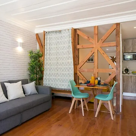 Apartment Sunny Photographers Studio With Balcony In Alcantara *
